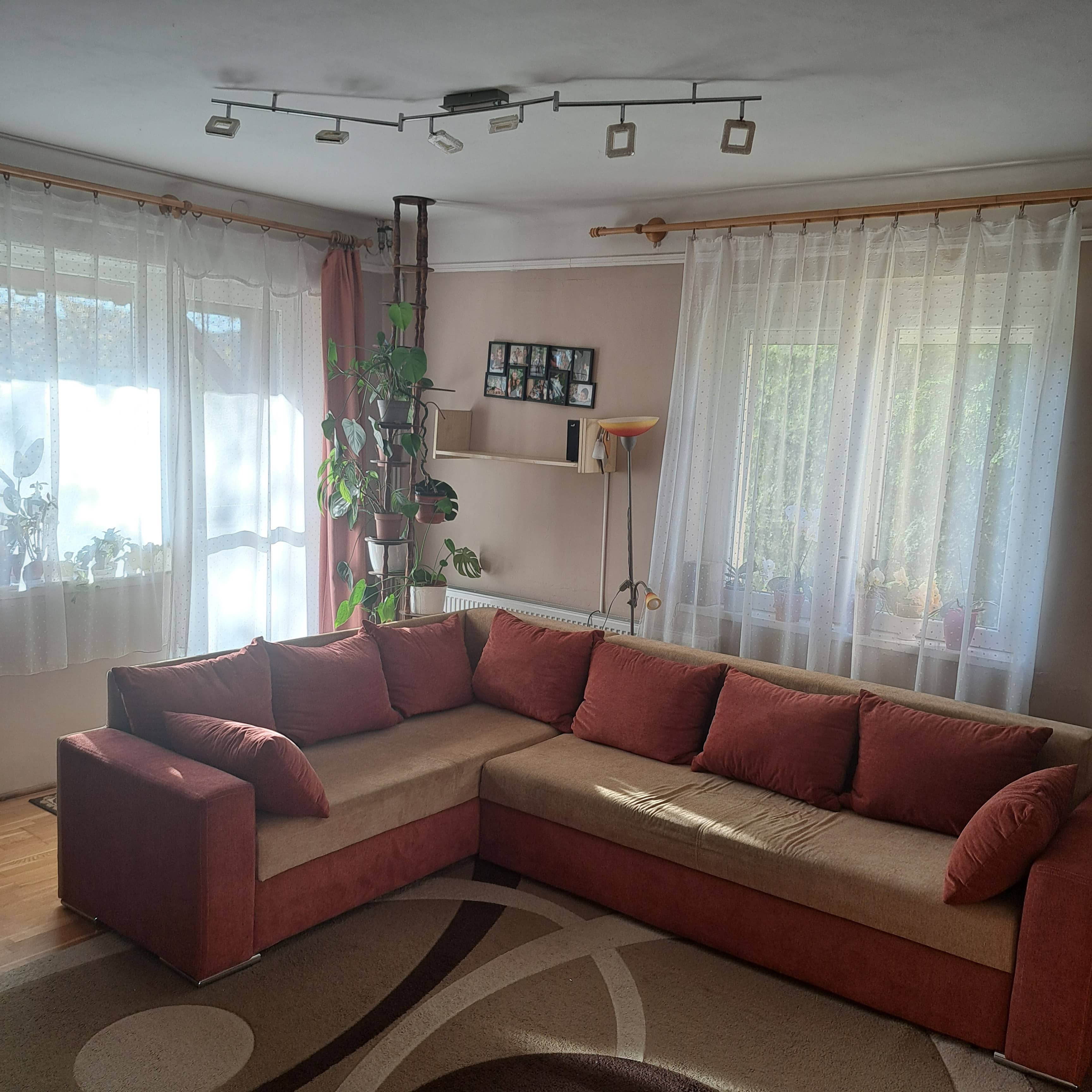 Tágas és napfényes nappali szoba modern bútorokkal