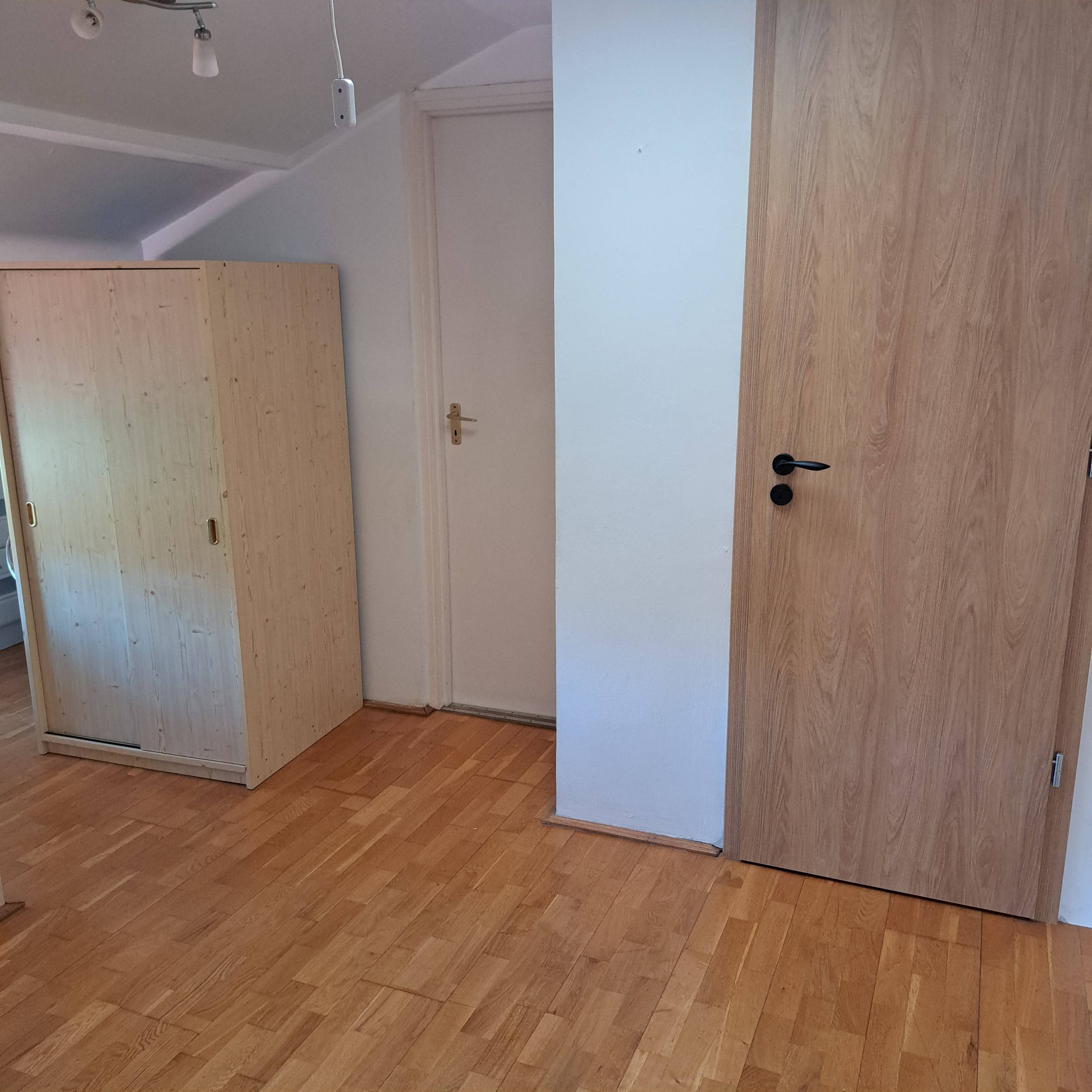 Tetőtéri gyerekszoba / félszoba világos elrendezéssel