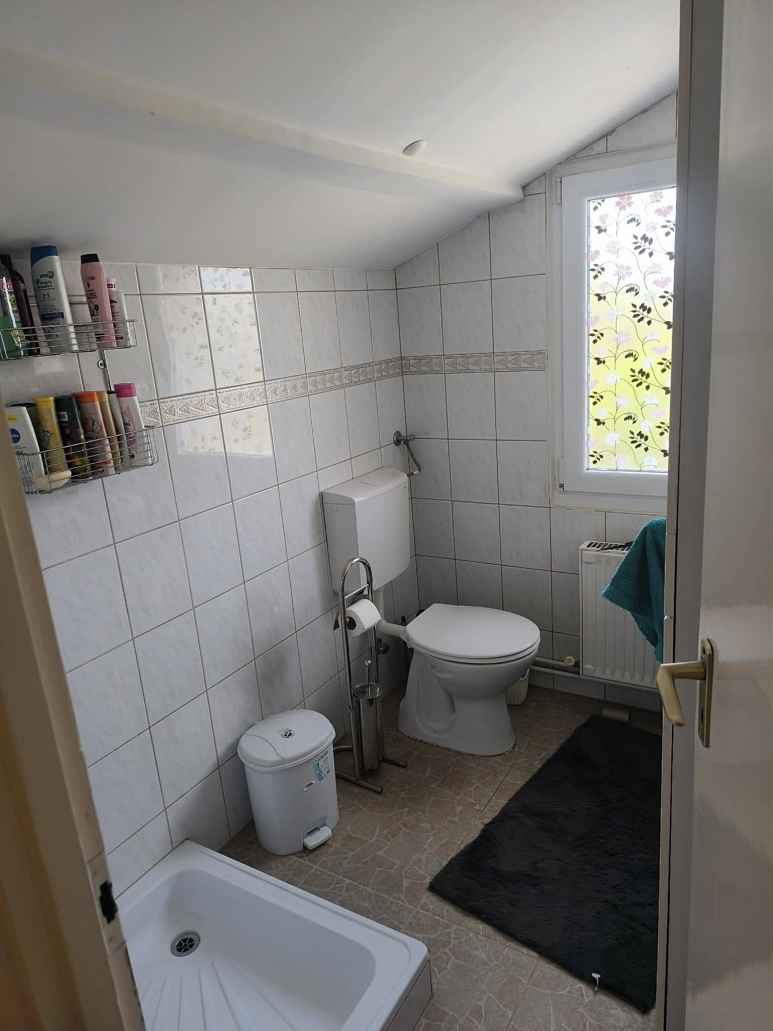 A 37 m²-es félszuterén szinten kialakított iroda / műhely helyiség
