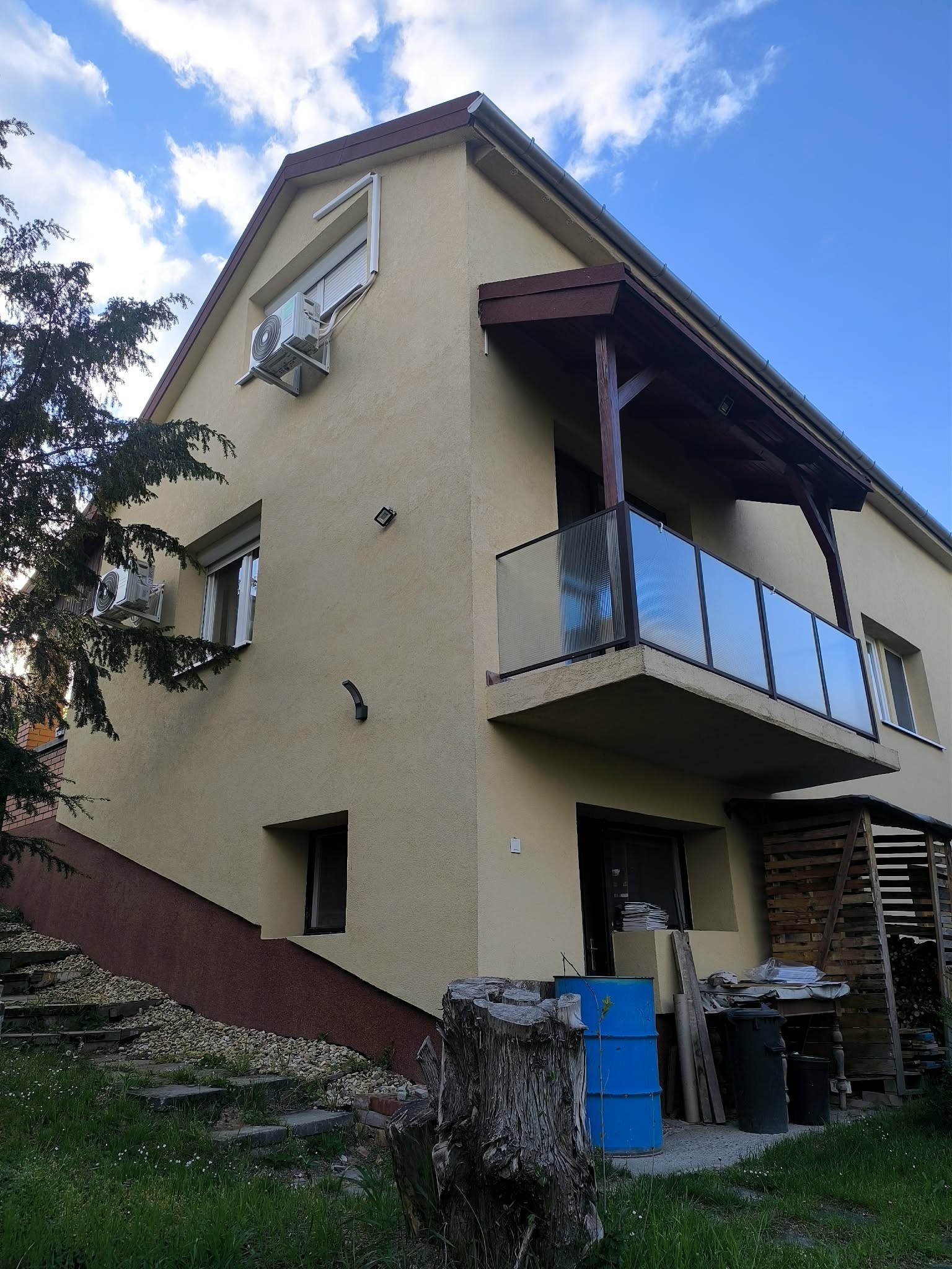 Eladó önálló családi ház Pécelen - homlokzat és kert