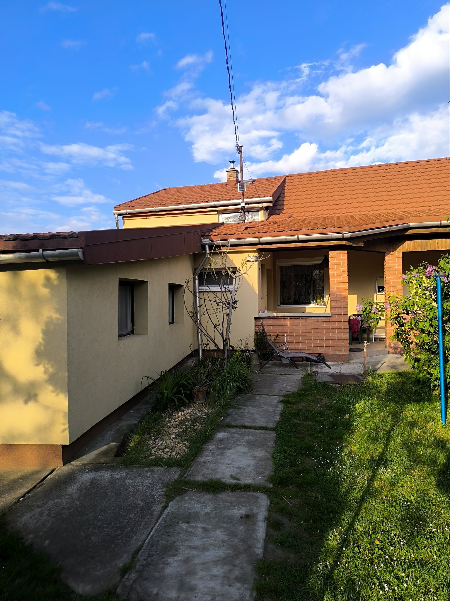 Gondozott, gyümölcsfás kert és terasz a péceli családi háznál